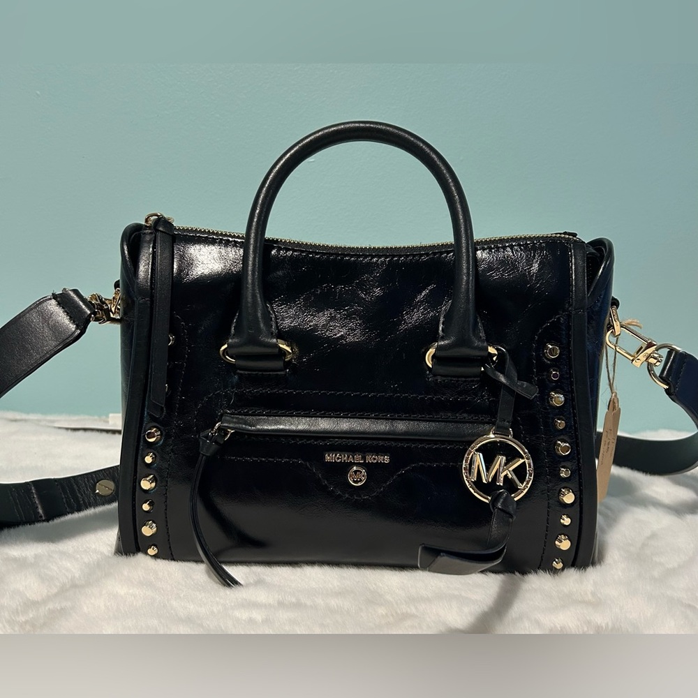 Michael Kors 2 way handbag in excellent condition, detacheable strap.Pre-owned.